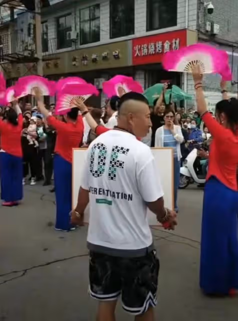 巨興茂結婚現場曝光!坐馬車請秧歌隊,楊志剛左手插兜被指不禮貌