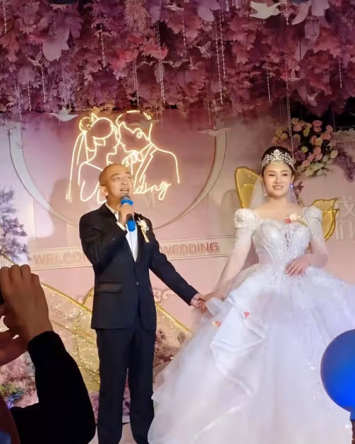 巨興茂結婚現場曝光!坐馬車請秧歌隊,楊志剛左手插兜被指不禮貌