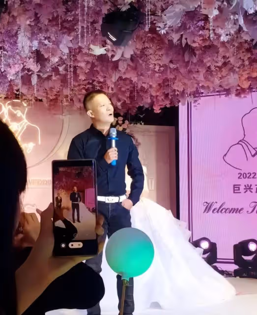 巨興茂結婚現場曝光!坐馬車請秧歌隊,楊志剛左手插兜被指不禮貌