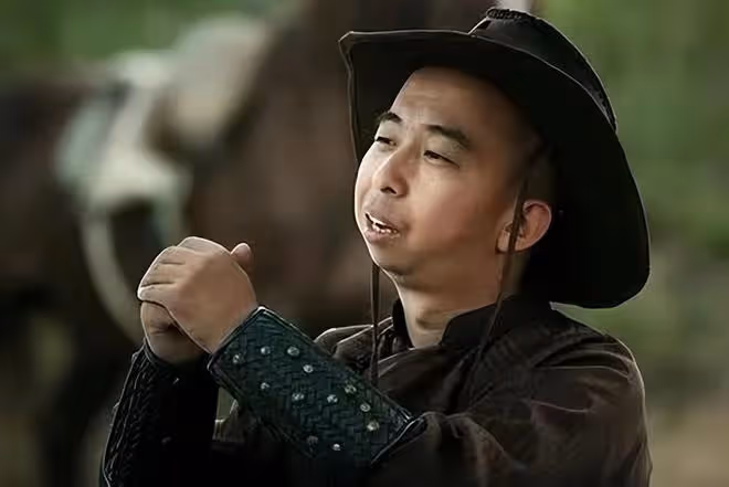 巨興茂結婚現場曝光!坐馬車請秧歌隊,楊志剛左手插兜被指不禮貌