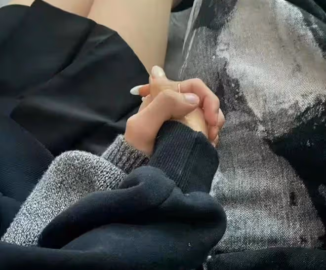 剛出道就塌房!哇唧唧哇男星與異性曝親密照,被指玩的花女友多
