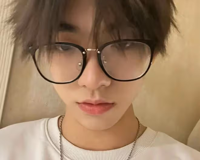 剛出道就塌房!哇唧唧哇男星與異性曝親密照,被指玩的花女友多