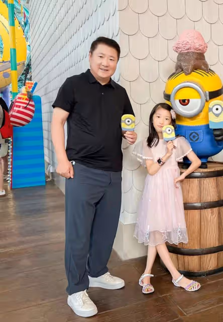 金巧巧為女兒慶生,母女倆似複製粘貼,總裁老公挺大肚腩鬢邊已白