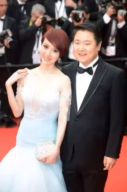 金巧巧為女兒慶生,母女倆似複製粘貼,總裁老公挺大肚腩鬢邊已白