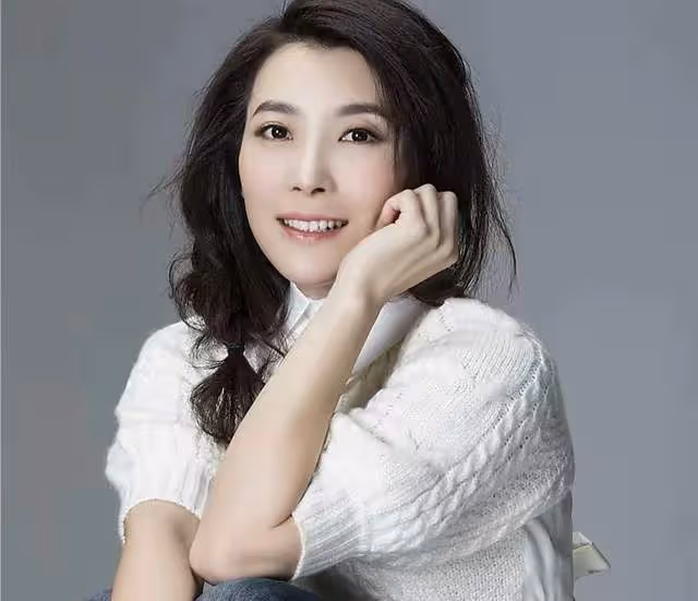43歲女星疑翻車！拒絕支付男演員兩萬月薪，被曝曾插足圈內人婚姻