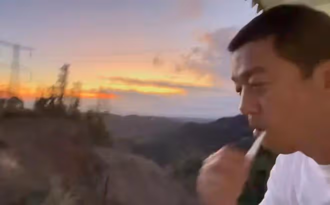 李亞鵬穿布衣下鄉,熱到汗流浹背,坐圓桌吃海鮮大餐心情超好