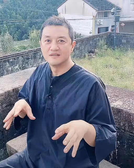 李亞鵬穿布衣下鄉,熱到汗流浹背,坐圓桌吃海鮮大餐心情超好