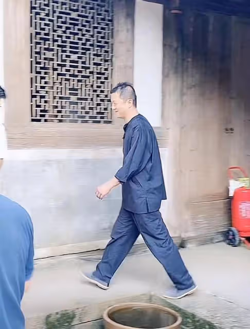 李亞鵬穿布衣下鄉,熱到汗流浹背,坐圓桌吃海鮮大餐心情超好