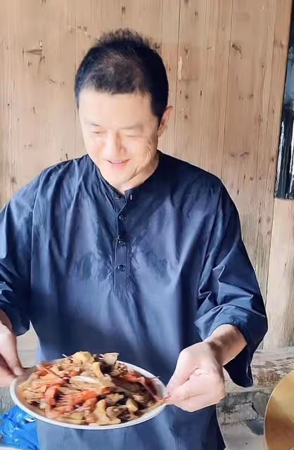 李亞鵬穿布衣下鄉,熱到汗流浹背,坐圓桌吃海鮮大餐心情超好