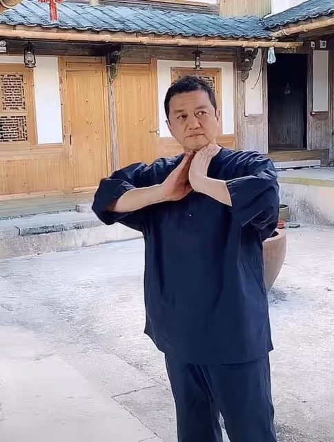李亞鵬穿布衣下鄉,熱到汗流浹背,坐圓桌吃海鮮大餐心情超好