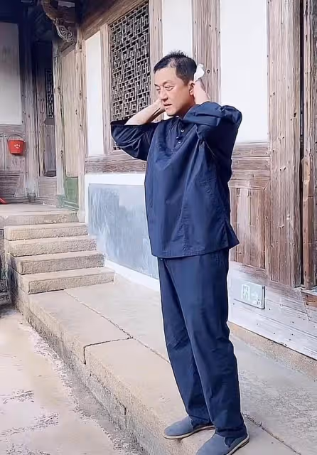 李亞鵬穿布衣下鄉,熱到汗流浹背,坐圓桌吃海鮮大餐心情超好