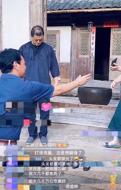 李亞鵬穿布衣下鄉,熱到汗流浹背,坐圓桌吃海鮮大餐心情超好