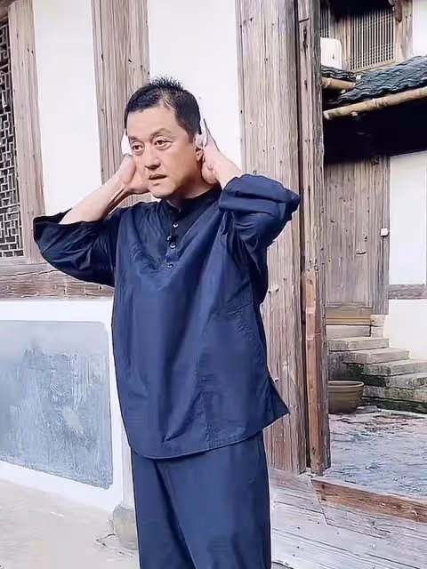 李亞鵬穿布衣下鄉,熱到汗流浹背,坐圓桌吃海鮮大餐心情超好