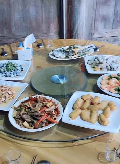 李亞鵬穿布衣下鄉,熱到汗流浹背,坐圓桌吃海鮮大餐心情超好