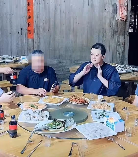 李亞鵬穿布衣下鄉,熱到汗流浹背,坐圓桌吃海鮮大餐心情超好