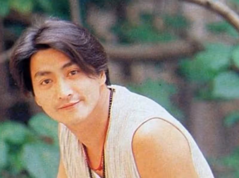 何家勁「搬屍工」逆襲企業家,62歲首次曬娃隱婚生女,肌肉健碩高舉倆娃毫不費力