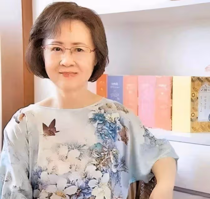 看了84歲瓊瑤阿姨的樣子,才發現女人端莊優雅,比時髦扮嫩更迷人,網友:耄耋之年依舊優雅