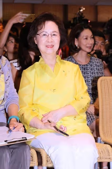 看了84歲瓊瑤阿姨的樣子,才發現女人端莊優雅,比時髦扮嫩更迷人,網友:耄耋之年依舊優雅