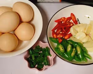 美味巨下飯的家常小炒～辣椒炒荷包蛋！