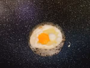 美味巨下飯的家常小炒～辣椒炒荷包蛋！