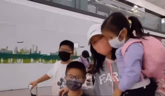 40歲女星舉家移民加拿大！在機場拿近10個行李箱，長輩含淚送別