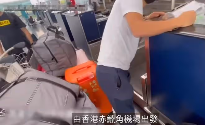 40歲女星舉家移民加拿大！在機場拿近10個行李箱，長輩含淚送別
