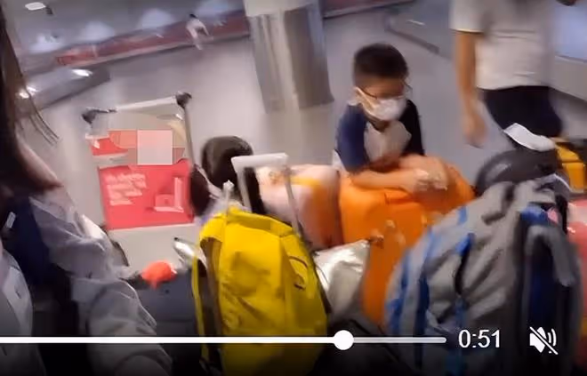 40歲女星舉家移民加拿大！在機場拿近10個行李箱，長輩含淚送別