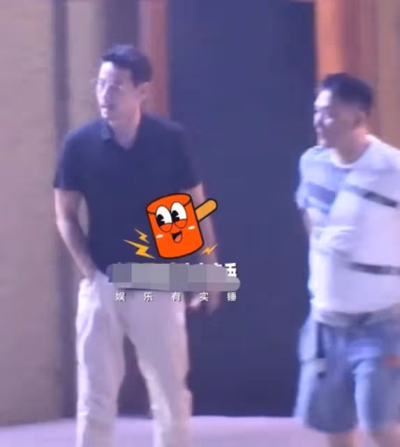 呂一婚姻再遭疑！老公深夜與緋聞女主聚餐，當眾插兜掏襠行為不雅
