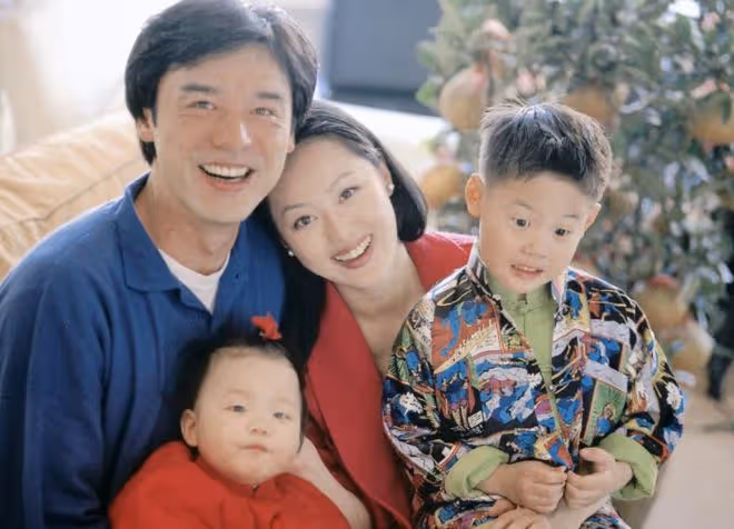 章小蕙兒子與女友秀恩愛!減肥成功帥氣十足,女方長相清純脫俗