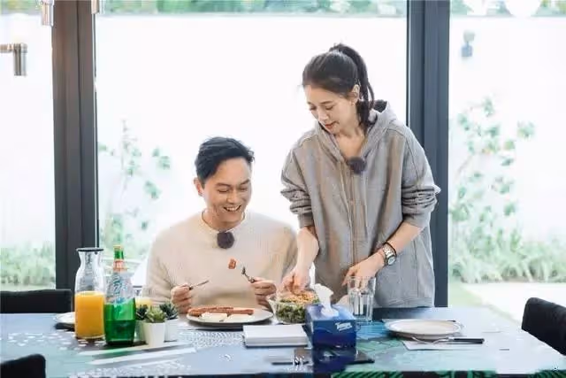 一直租房住,結婚18年終買房!張智霖袁詠儀9000多萬豪宅意外曝光,比章子怡家還大!