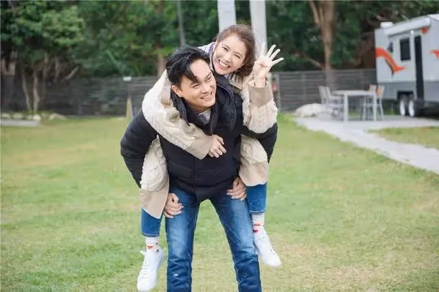 一直租房住,結婚18年終買房!張智霖袁詠儀9000多萬豪宅意外曝光,比章子怡家還大!