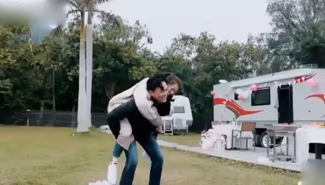 一直租房住,結婚18年終買房!張智霖袁詠儀9000多萬豪宅意外曝光,比章子怡家還大!