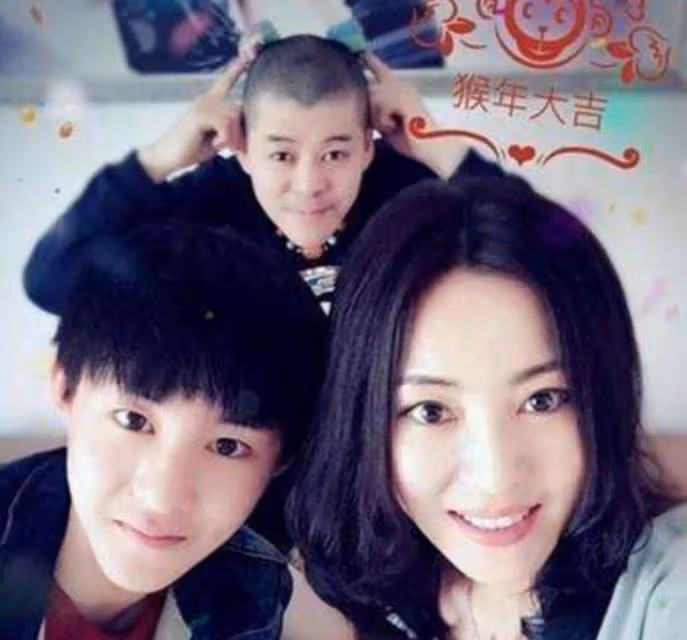 她是趙本山最美女徒弟,丈夫顏值不敢恭維,兒子意外撞臉王俊凱