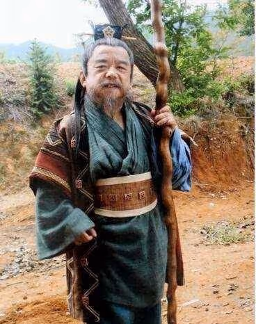 他是「中國第一矮星」,身高不足一米三,4任妻子卻都是高挑美女