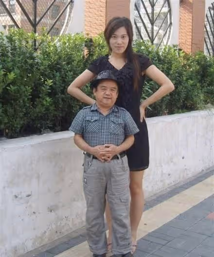 他是「中國第一矮星」,身高不足一米三,4任妻子卻都是高挑美女