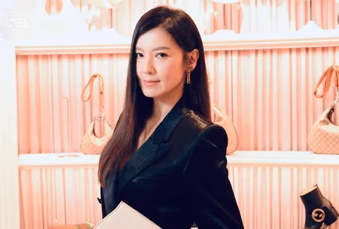 46歲林熙蕾罕見露面,息影10年後復出拍戲,自曝跟劉德華合作