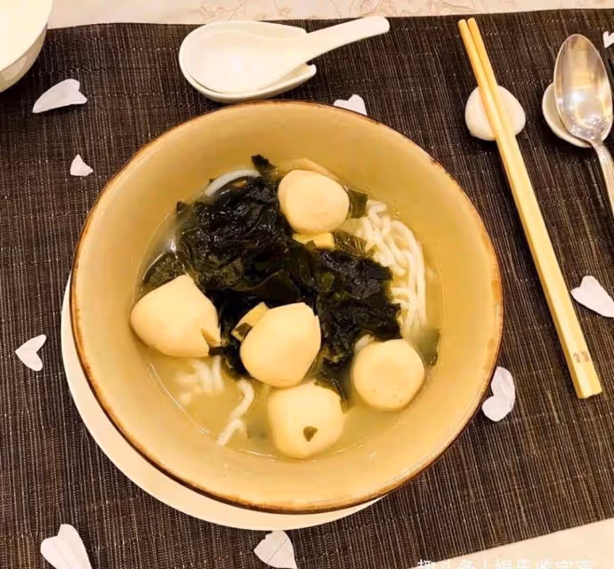 黎姿奢華豪宅內景曝光！裝修風格堪稱皇宮，3億豪宅泳池配10把椅子，被跛豪老公寵成少女