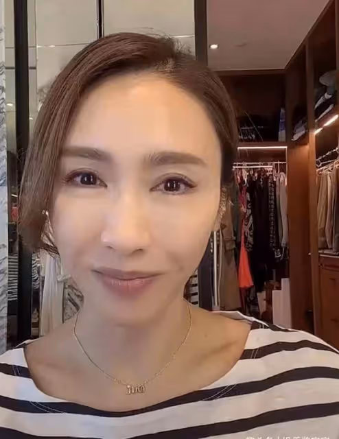 黎姿奢華豪宅內景曝光！裝修風格堪稱皇宮，3億豪宅泳池配10把椅子，被跛豪老公寵成少女