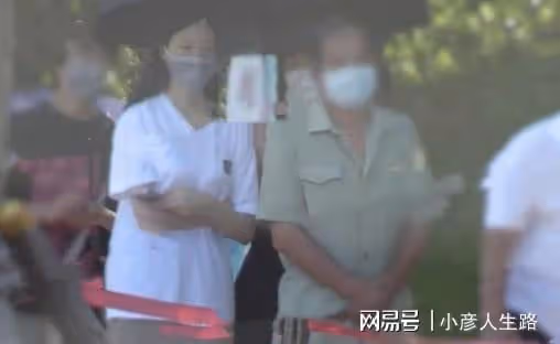 許魏洲疑似已成父親，妻子打扮低調現身醫院，保姆懷抱嬰兒跟隨