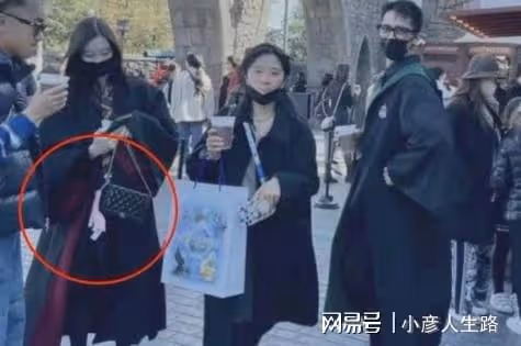 許魏洲疑似已成父親，妻子打扮低調現身醫院，保姆懷抱嬰兒跟隨