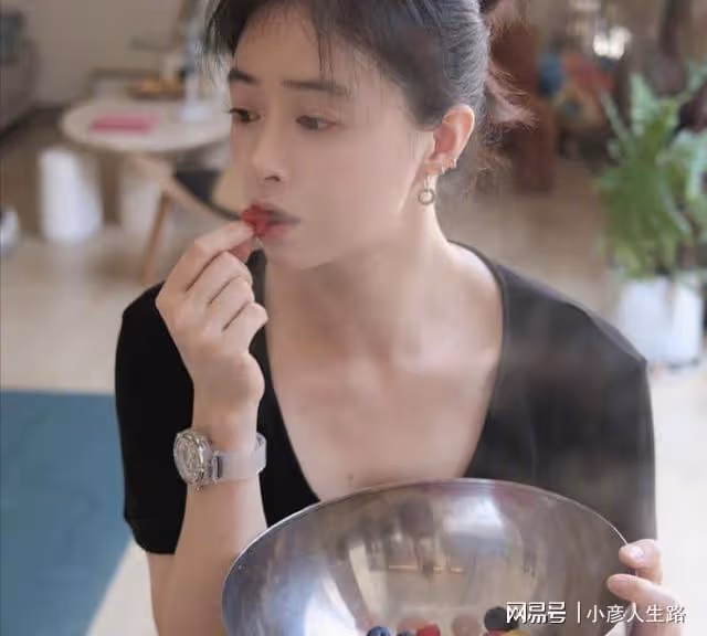 蔣欣：曾被劉濤直言情商低，39歲疑瘦出新高度，網友：鎖骨能撐船