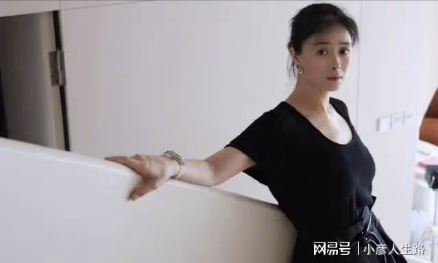 蔣欣：曾被劉濤直言情商低，39歲疑瘦出新高度，網友：鎖骨能撐船
