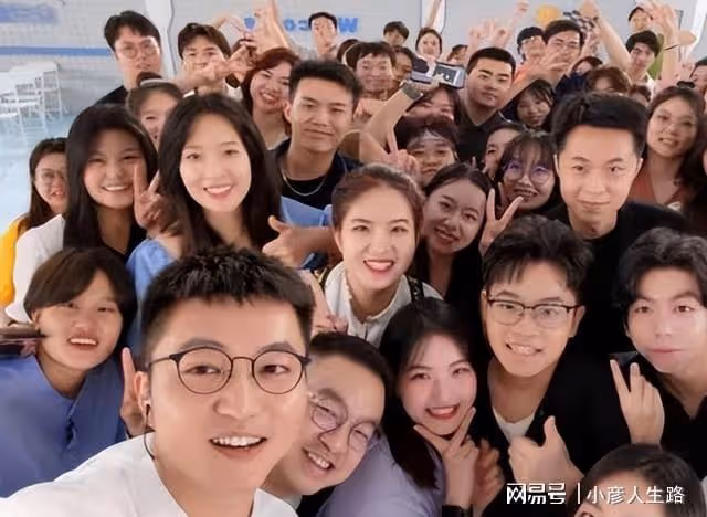 何炅和汪涵出現在《100道光芒》後，實力派組合正在引人關注