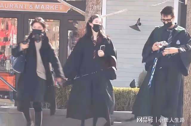 許魏洲太太帶娃做核酸,身材纖細恢復快速,寶寶裹著抱被活潑好動
