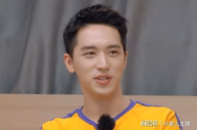 許魏洲太太帶娃做核酸,身材纖細恢復快速,寶寶裹著抱被活潑好動