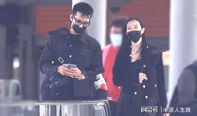 許魏洲太太帶娃做核酸,身材纖細恢復快速,寶寶裹著抱被活潑好動