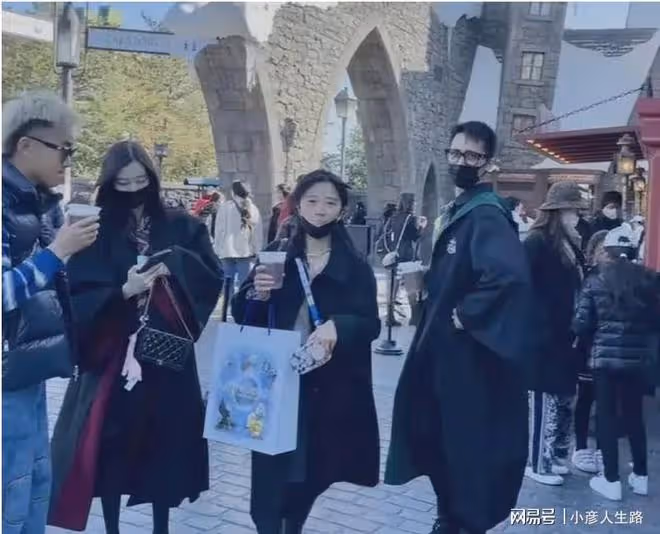 許魏洲帶娃現身引熱議,三月份才領結婚證,網友推測他是奉子成婚