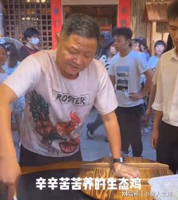 「三德子」炒柴火雞,稱每隻雞都要跑150萬步,688元價格被嘲太貴