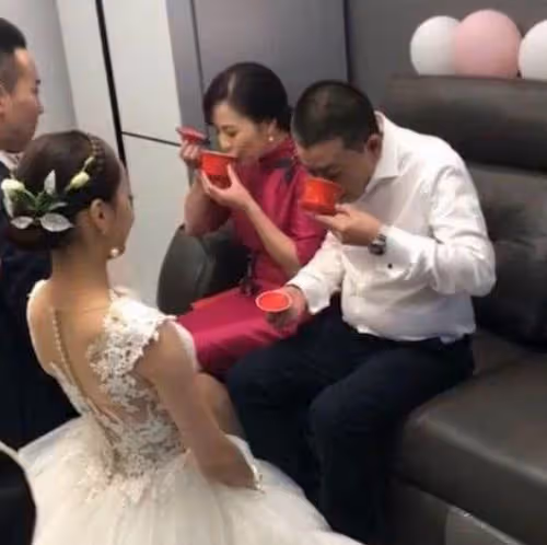 婚禮上「最美婆婆」成全場焦點!氣質美貌「壓過新娘」,看到正臉後:這是吃了防腐劑嗎