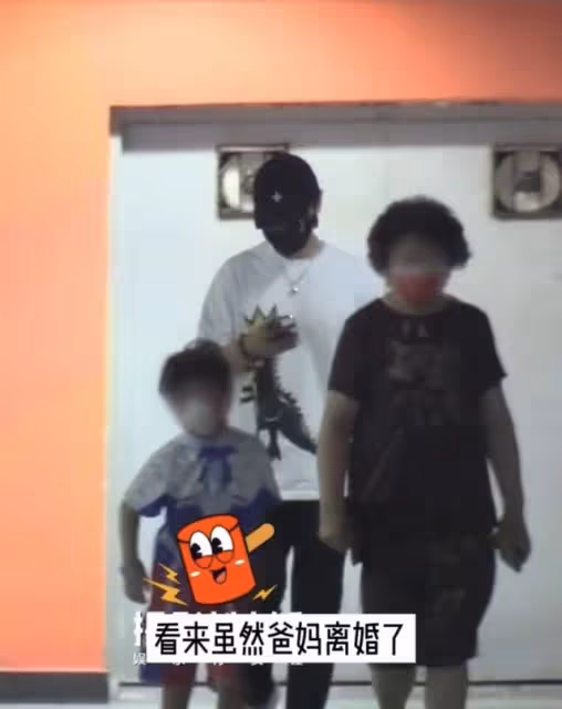 黃曉明戀情曝光後帶娃被拍!全程低頭玩手機,心不在焉不理兒子